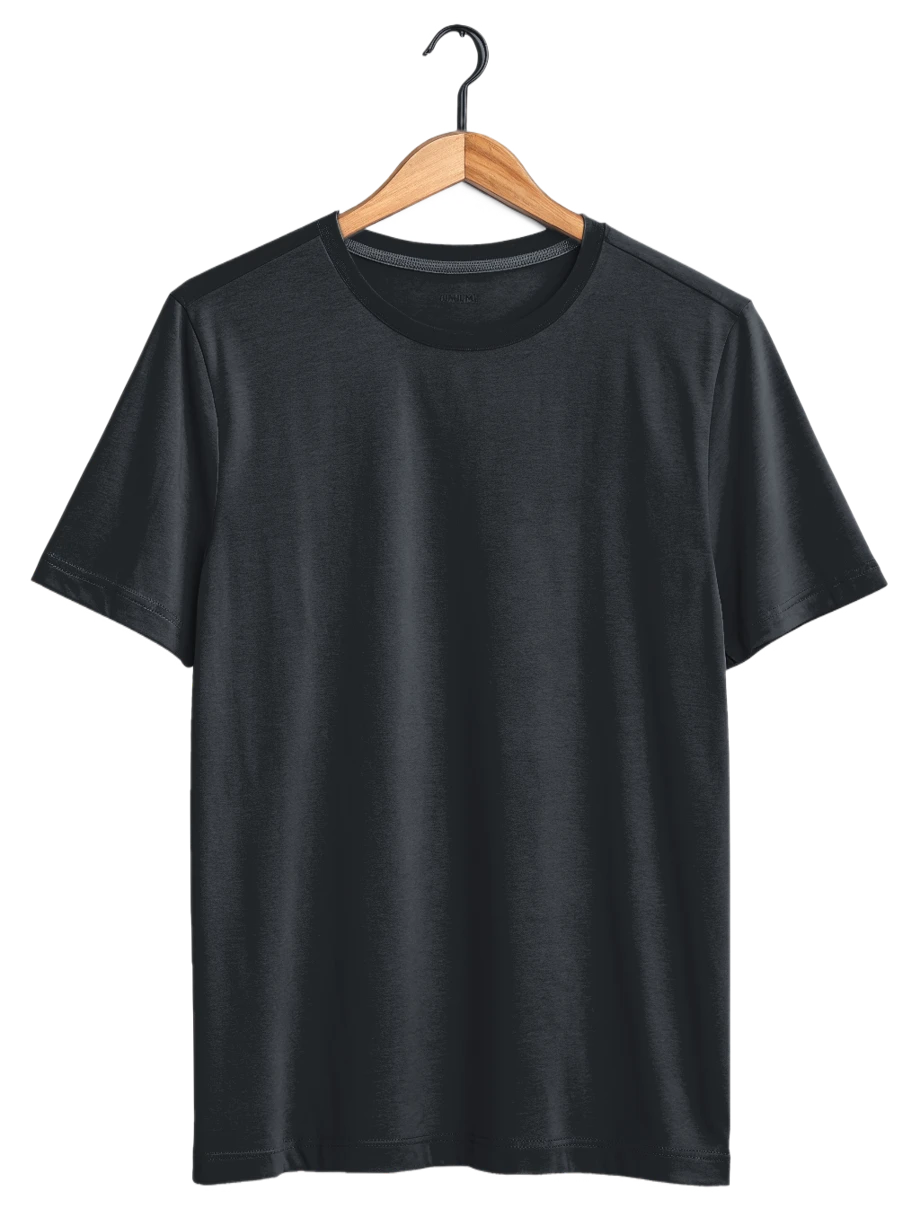 MAGLIA tee in nero black on a wooden hanger